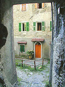 A typical house between the winding "carrugi"